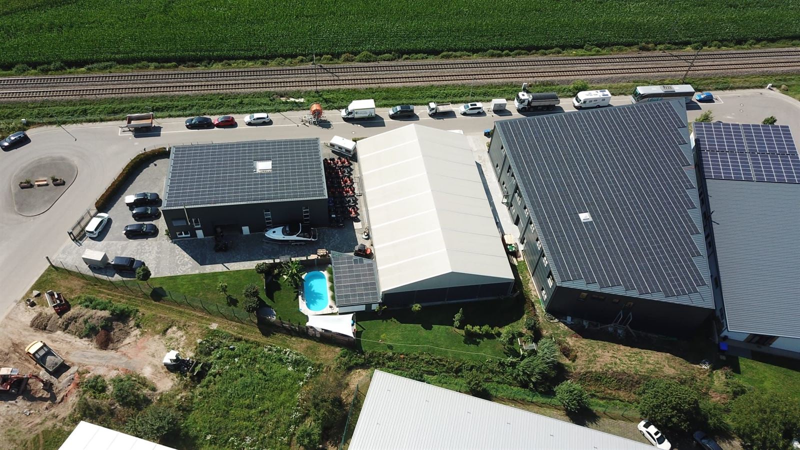 Firmengelände der Dekrell Invest GmbH mit Gewerbehallen aus der Vogelperspektive