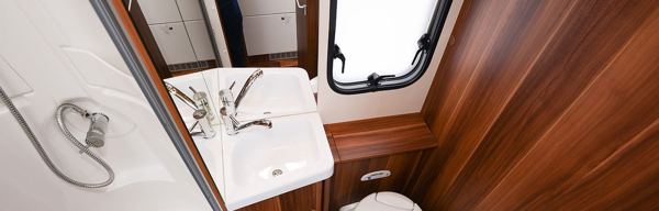 Bad mit Waschbecken, Dusche und Toilette