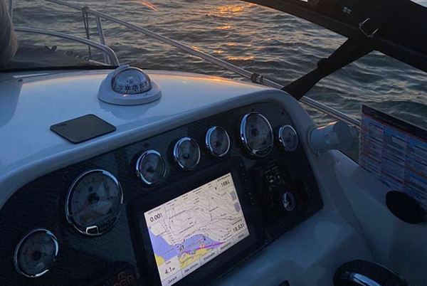 Steuerstand mit Kartenplotter am Abend