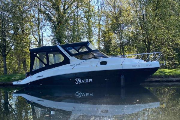 Saver 830 IB Cabin auf ruhigem Wasser