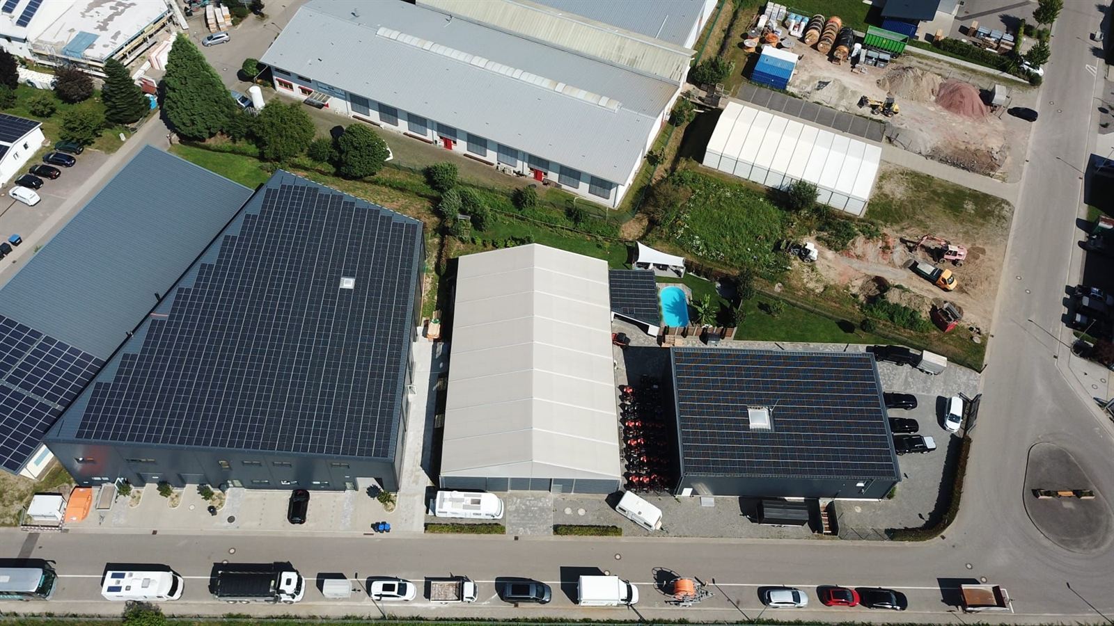 Photovoltaik-Anlage auf dem Dach der Gewerbehalle