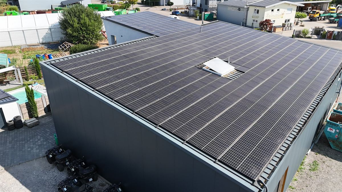 Photovoltaik-Anlage auf dem Dach der Gewerbehalle von oben